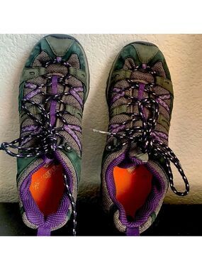 Merrell Vibram hiking shoes size 7 women black/purpl